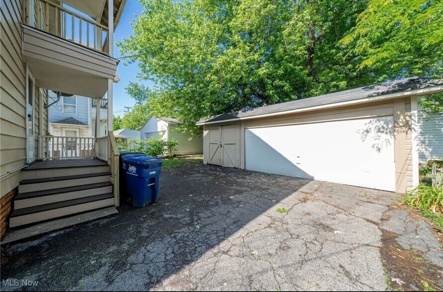 Building Photo - 2206 Lewis Dr