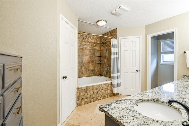 Building Photo - 115 Pine Manor Dr
