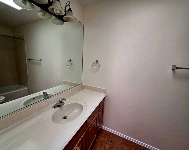 Building Photo - 3-Bedroom, 2-Bathroom Home in Desirable Fa...