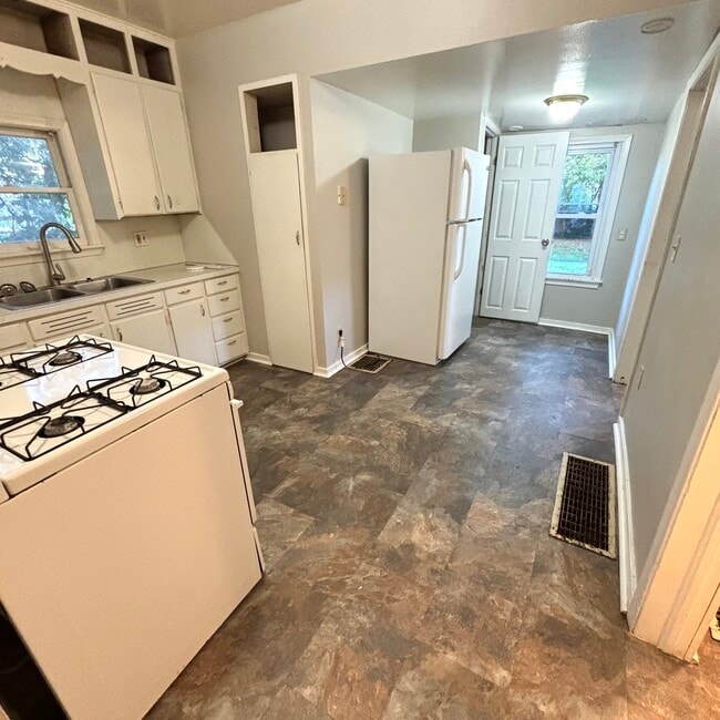 Building Photo - 411 S Hayford Ave