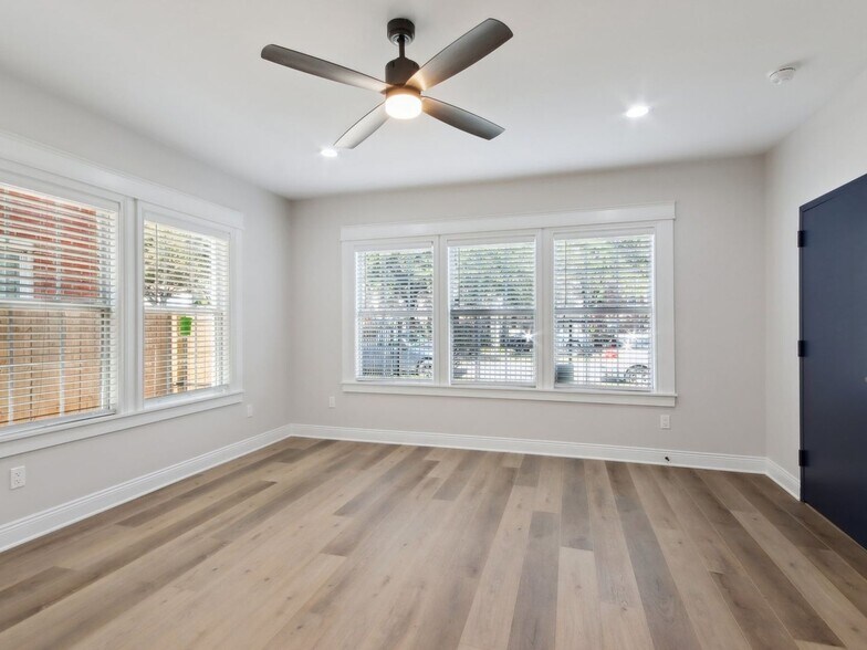 Building Photo - 1904 Calumet St