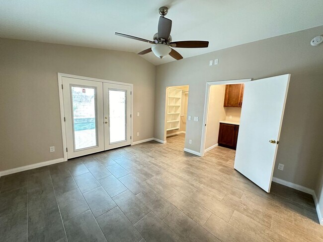 Building Photo - Homes Management - 3 Bed, 2 Bath House for Rent with Water/Trash Included