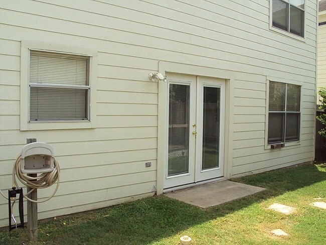 Building Photo - 7411 Village Lake Dr