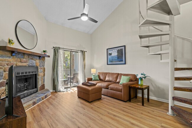 Building Photo - Fully remolded and furnished condo.