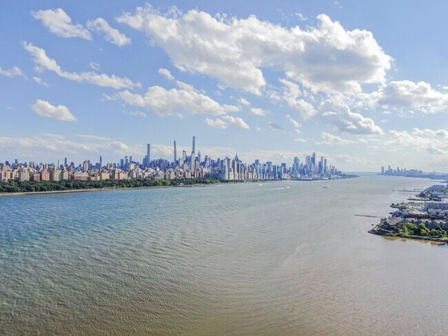 Building Photo - 1/Bedroom at Edgewater's top waterfront location.