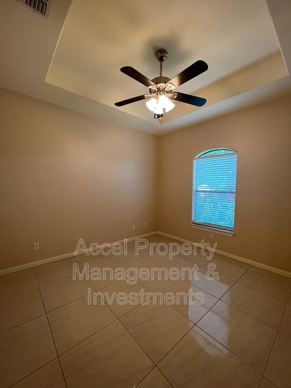 Building Photo - 711 N Abbott Ave