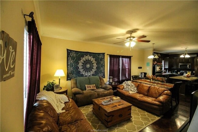 Building Photo - Spacious 4 Bedroom, 3 Bathroom House in Horse Haven!