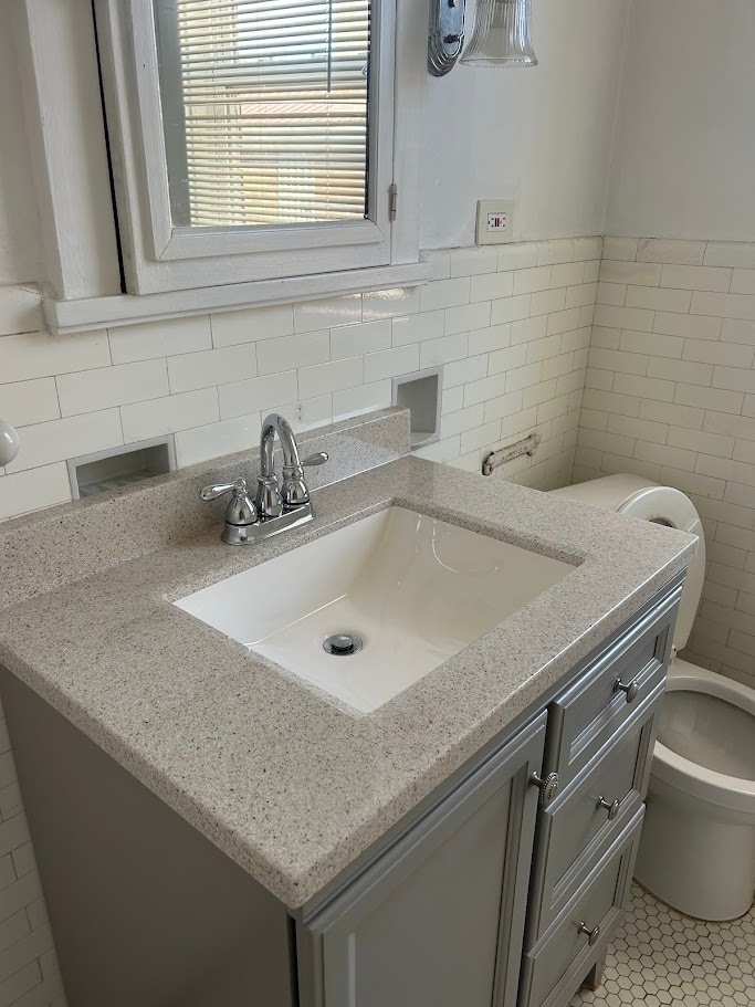 Vanity - 927 Jancey St