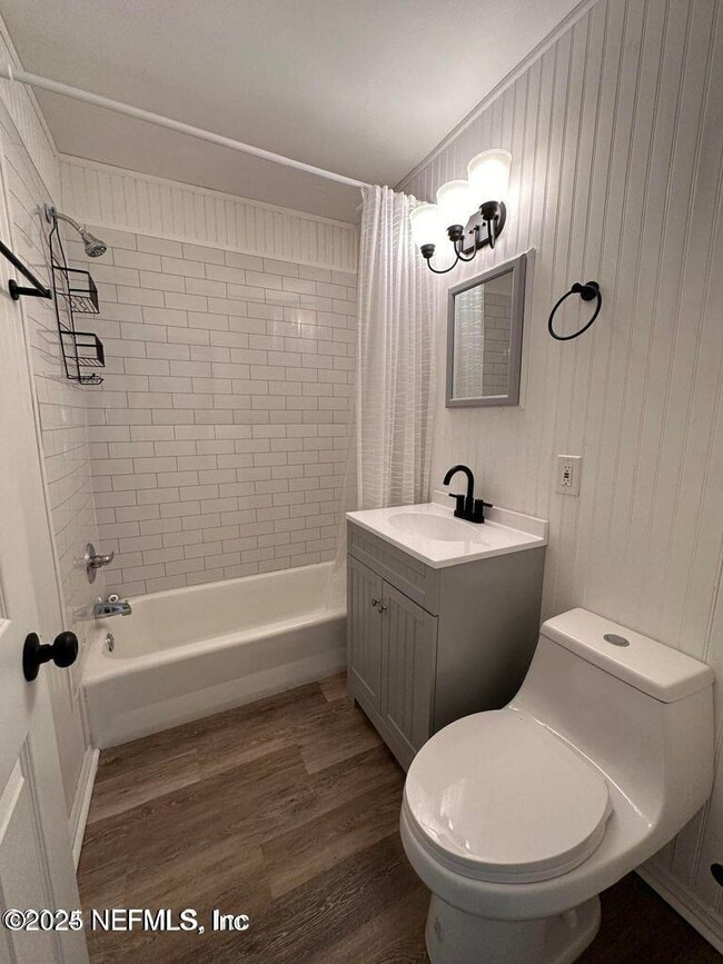 Building Photo - 803 Crestwood St