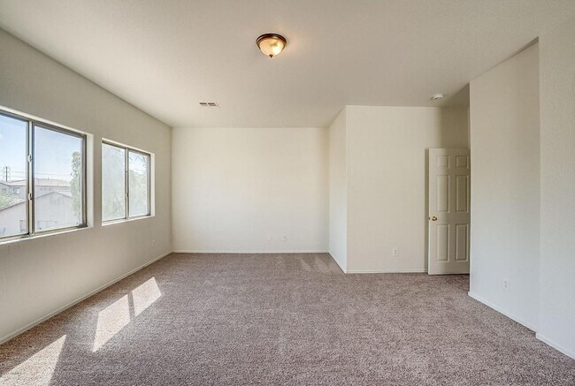Building Photo - Charming 4 Bedroom 3 Bath 3 Car garage Hom...