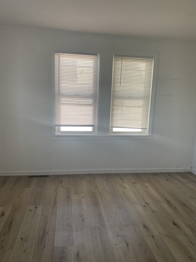 Building Photo - 64 Bidlack St