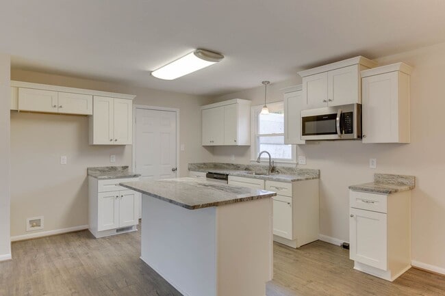 Building Photo - 213 Clemwood Pkwy