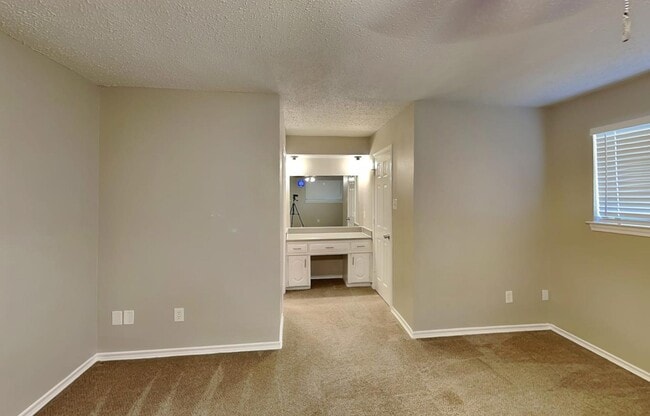 Building Photo - MOVE IN READY