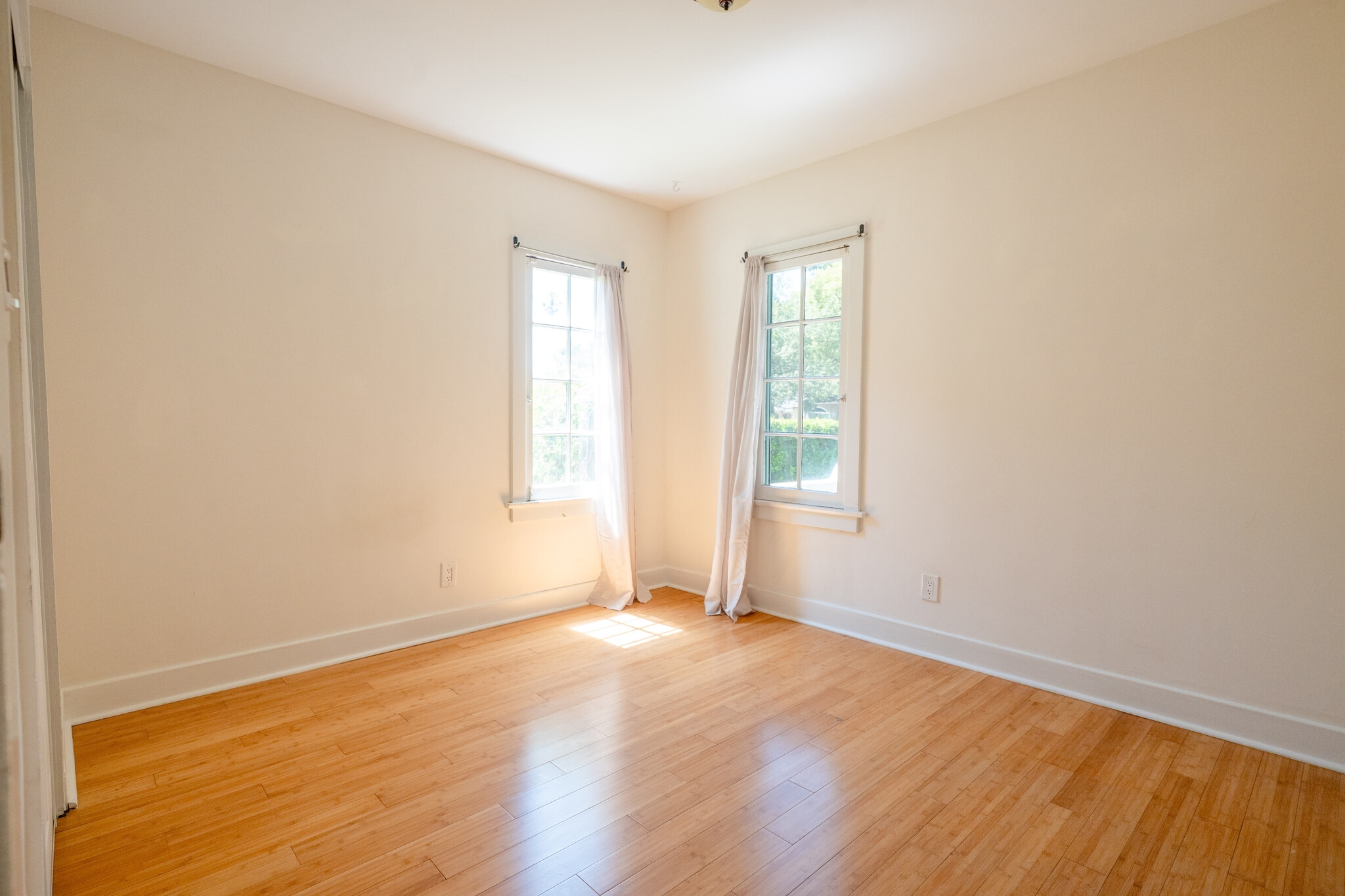 Building Photo - 1726 N Los Robles Ave