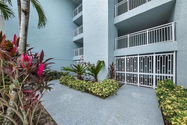 Building Photo - 405 S Pine Island Rd