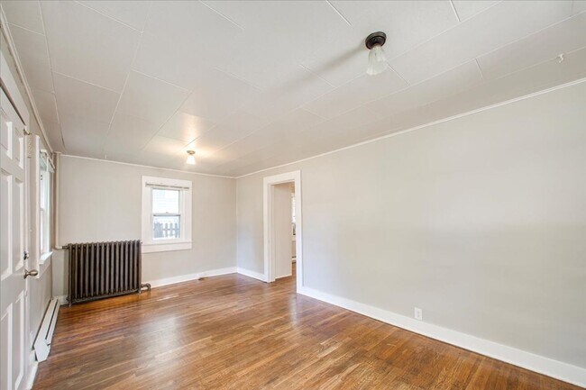 Building Photo - Adorable Guest Cottage in the North End!