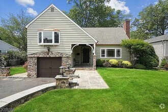 Building Photo - 3 N Oak Ct