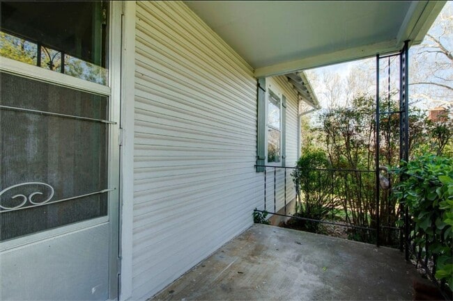 Building Photo - 2 bed 1 bath 792 sqft