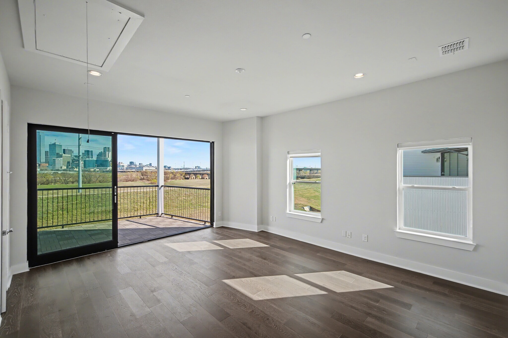 Building Photo - 381 E Greenbriar Ln