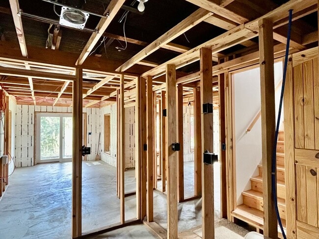 Building Photo - Roslyn Charmer