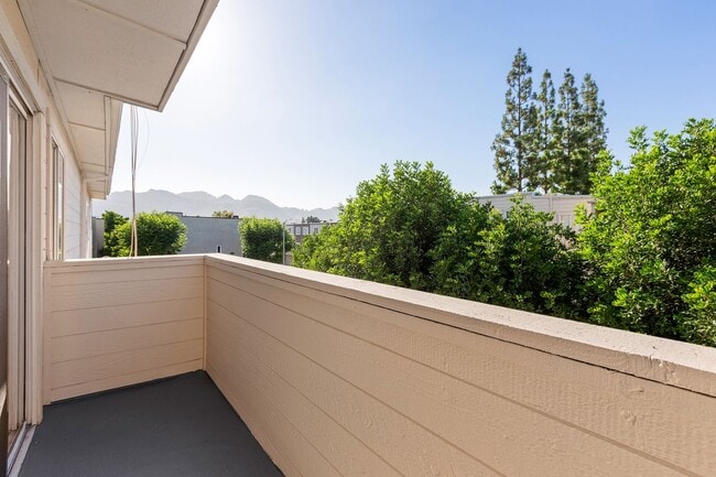 Building Photo - Excellent 1 Br 1Ba with Den in a Well Kept...