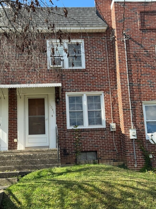 Building Photo - 1041 St Joseph St