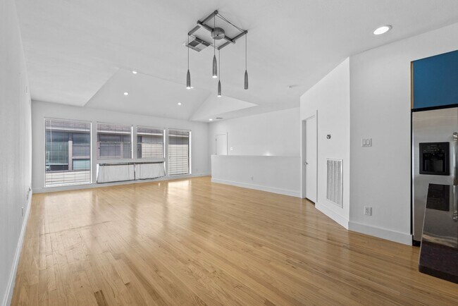 Building Photo - Contemporary Townhome Steps from Downtown/...