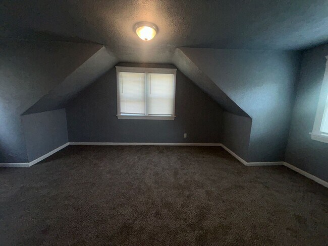 Building Photo - Charming 3-Bedroom Property in Prime Location