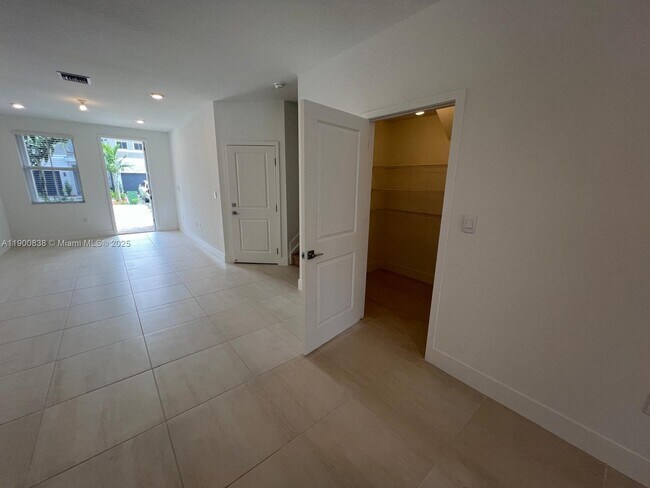 Building Photo - 136 SW 170th Ave