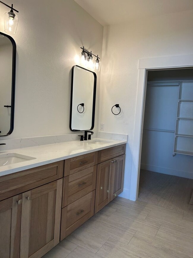 Building Photo - Custom Condo in Hamilton