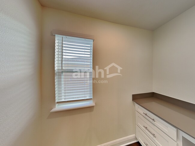 Building Photo - 844 Heavenly Drive