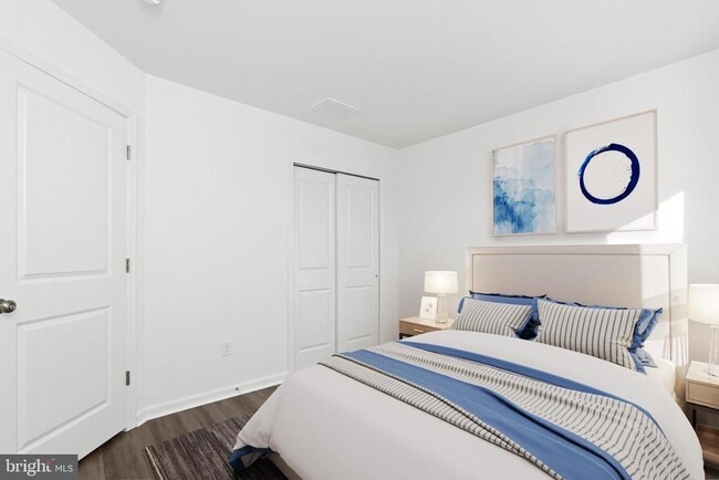 Building Photo - 866 Mapleton Ave