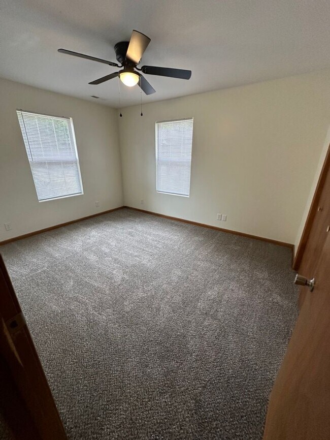 Building Photo - 2 Bedroom 1 Bath Duplex for Rent!