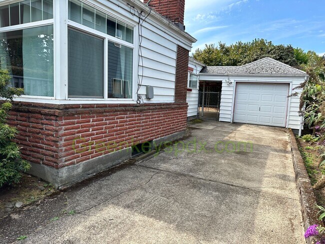 Building Photo - Gorgeous 2 Bedroom with finished basement,...