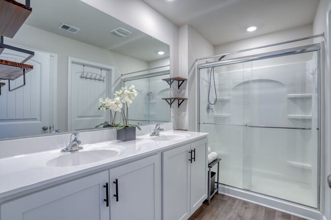 Building Photo - 124 Currant Cir