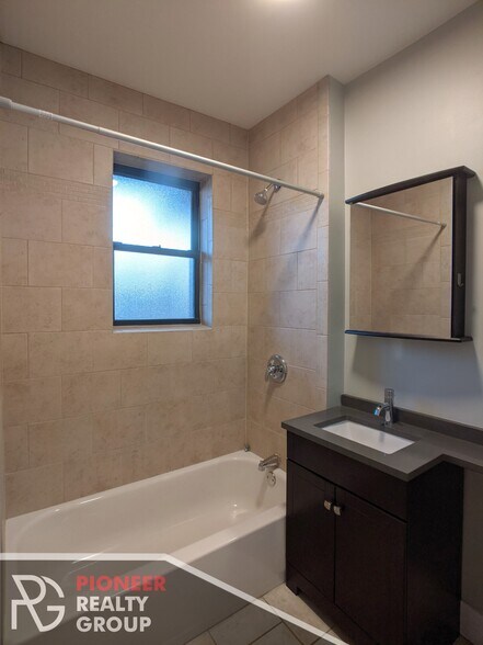 Building Photo - 4409 N Wolcott Ave