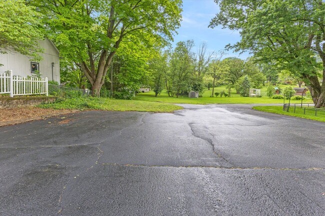 Building Photo - 547 W Main St