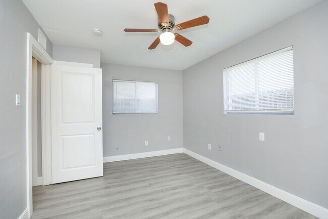 Building Photo - For Lease-Housing Vouchers Accepted | 2 Bed, 1 Bath | 800 Sq Ft | Sunnyside Place Community |