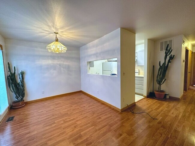 Building Photo - South Anchorage Home with Fenced in Yard & In Unit Laundry