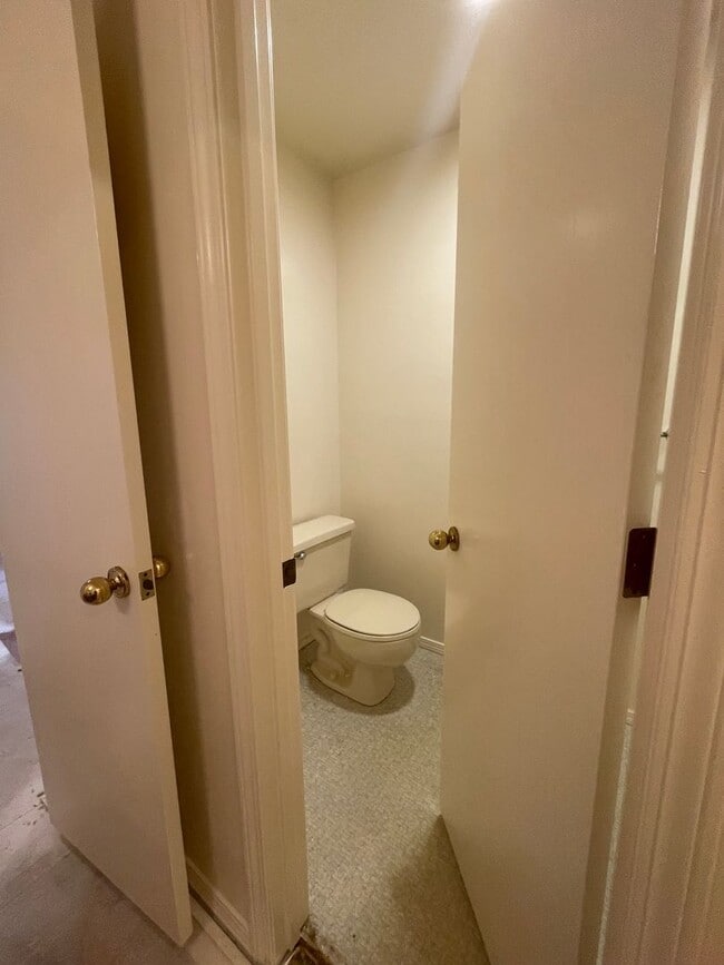 Building Photo - Southern Hills 3 Bedroom 2 Bath Duplex-New...