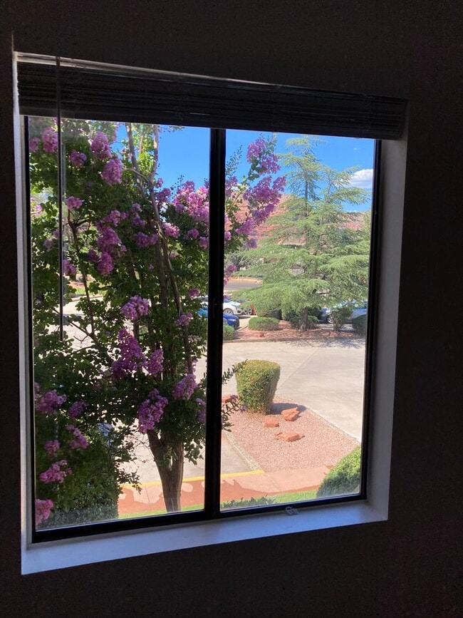 Building Photo - Gorgeous 2B/2B condo with Red Rock views, ...