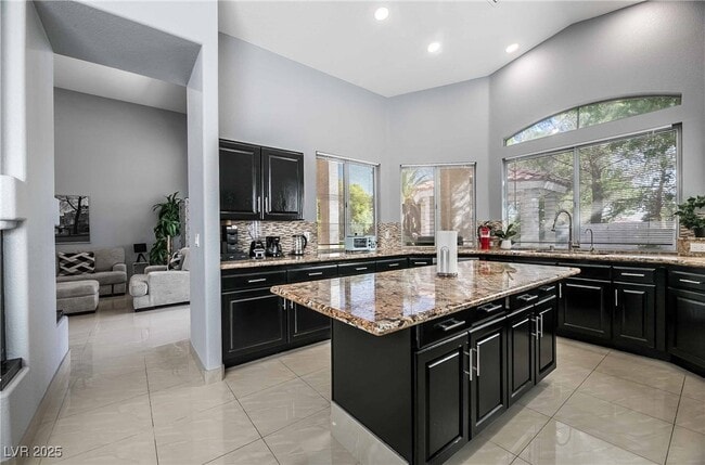 Building Photo - 1400 Castle Crest Dr