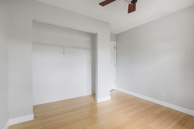 Building Photo - 127 W Harbor Dr