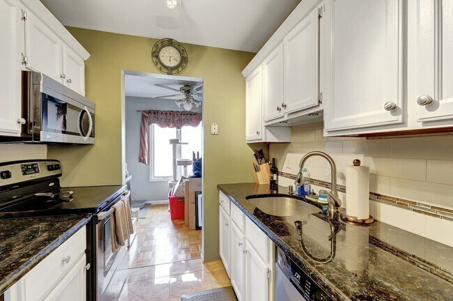 Building Photo - 2 Grand Ave