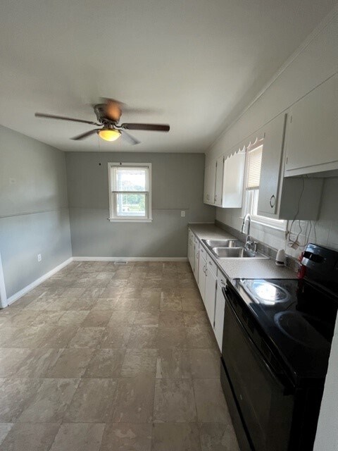 Kitchen - 1330 Delaware Ln
