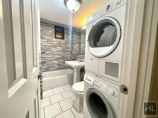 Building Photo - BEAUTIFULLY RENOVATED 2 BED IN PRIME MURRA...