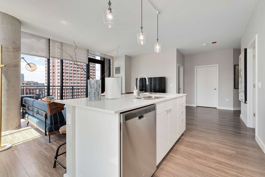 Building Photo - 823 N Clark St