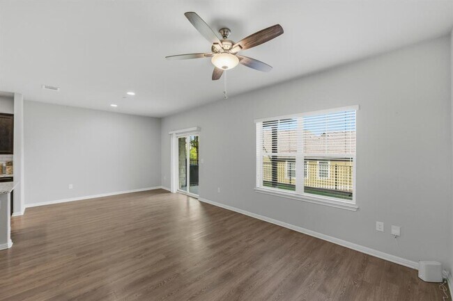 Building Photo - 516 E Slaughter Ln