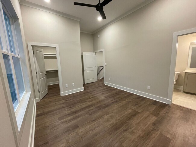 Building Photo - Savannah Square - 3BR/3BA For Rent