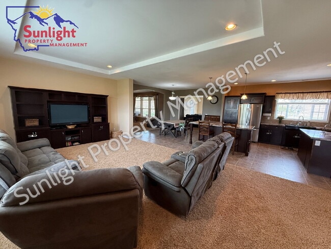 Building Photo - 3 Bed 2 Bath 2,756 sq ft on 2+ acres in Columbus